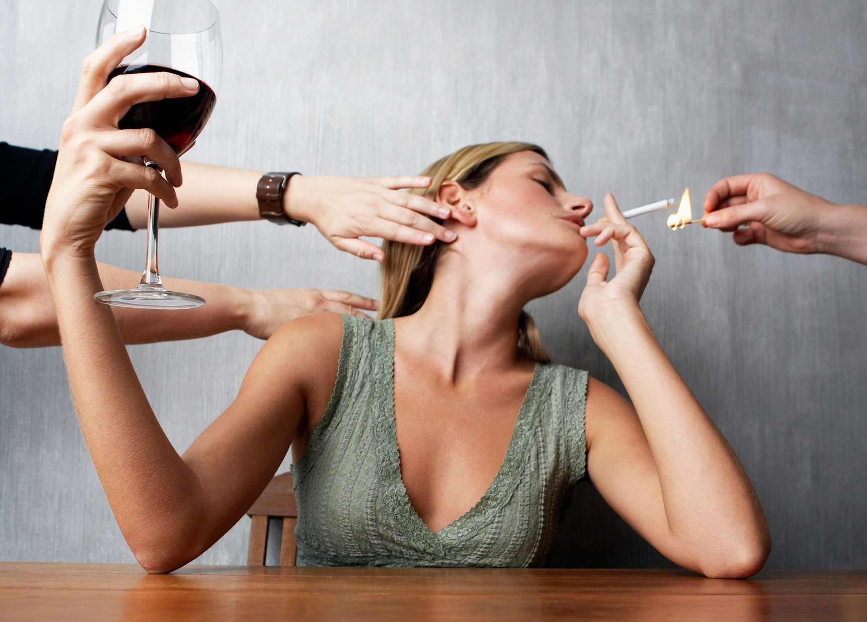 Как живут пьющие люди. Вредные привычки. Пагубные привычки. Вредные привычки женщин. Пьющая и курящая женщина.