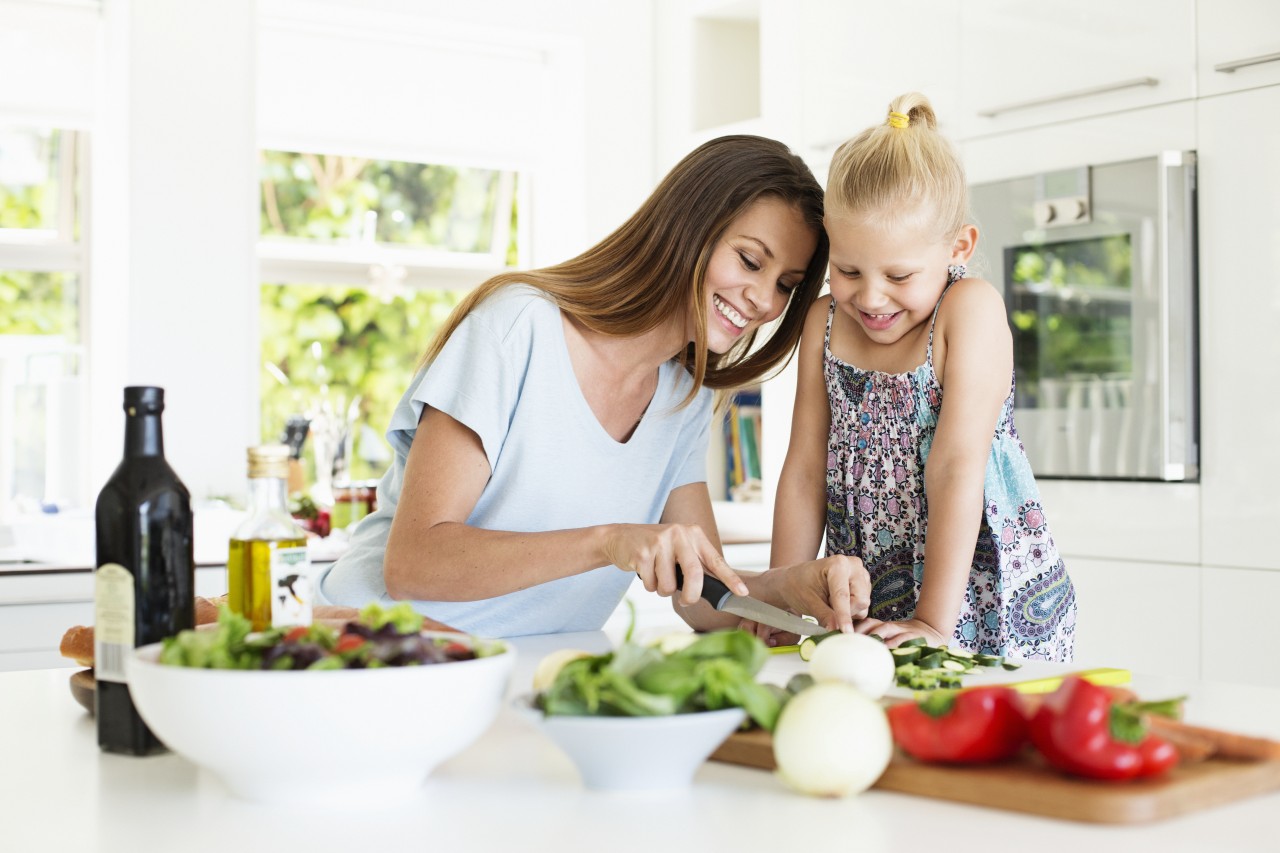 Parent s sister. Мама на кухне. Мама с ребенком на кухне. Мама с дочкой готовят. Дочка готовит.