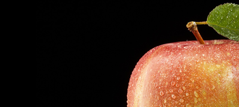 42-29228144 Close-up of apple, studio shot --- Image by © Marc Wuchner/Corbis