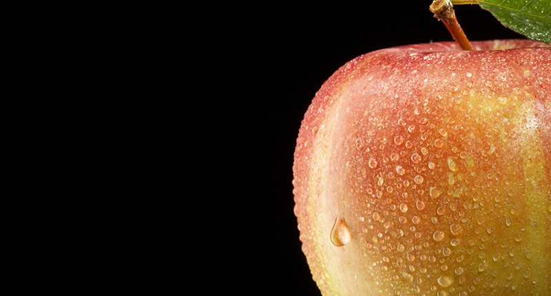 42-29228144 Close-up of apple, studio shot --- Image by © Marc Wuchner/Corbis