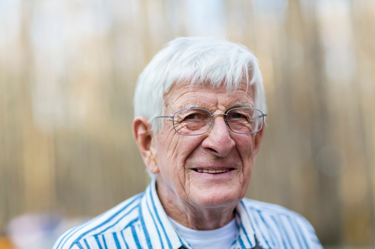 26 Dec 2014 --- Close up of older Caucasian man smiling --- Image by © Marc Romanelli/Blend Images/Corbis