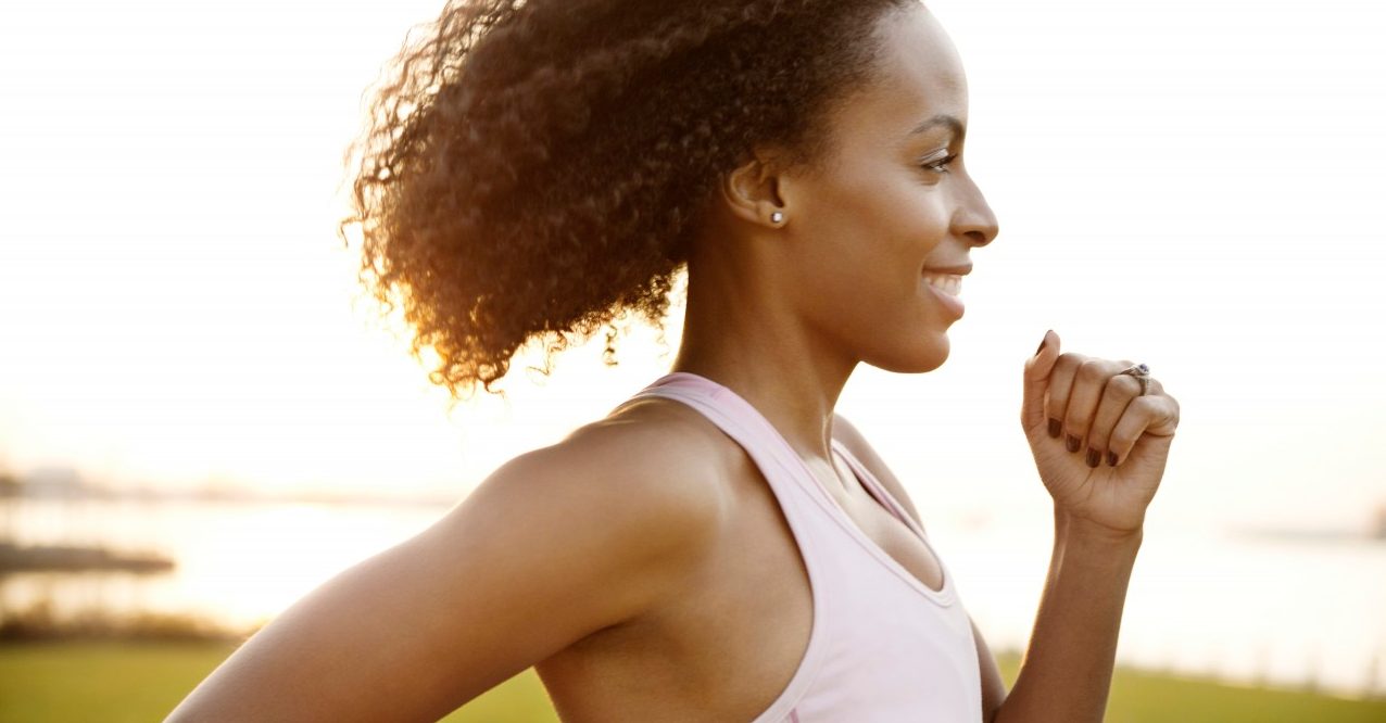 0042-11-30T00:00:00.000Z 04 Dec 2012 --- Woman jogging along water --- Image by © Cavan Images/Lifesize/Corbis