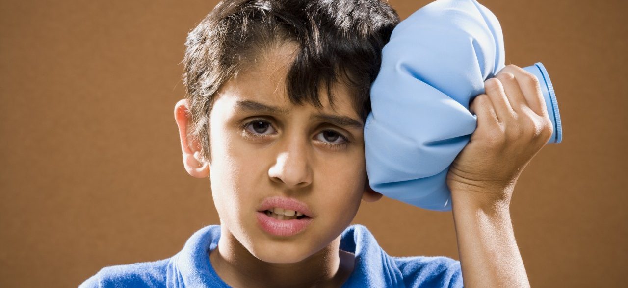 0042-11-30T00:00:00.000Z Boy holding ice pack to head --- Image by © Mike Kemp/Rubberball/Corbis