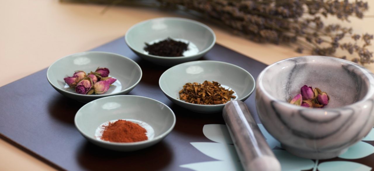 0042-11-30T00:00:00.000Z Mortar and Pestle with Dried Herbs --- Image by © Radius Images/Corbis