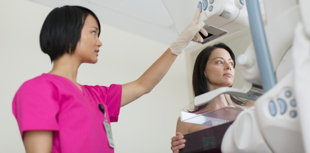 0042-11-30T00:00:00.000Z 17 Jul 2012 --- Technician with patient having a mammograph. --- Image by © Hero Images/Corbis
