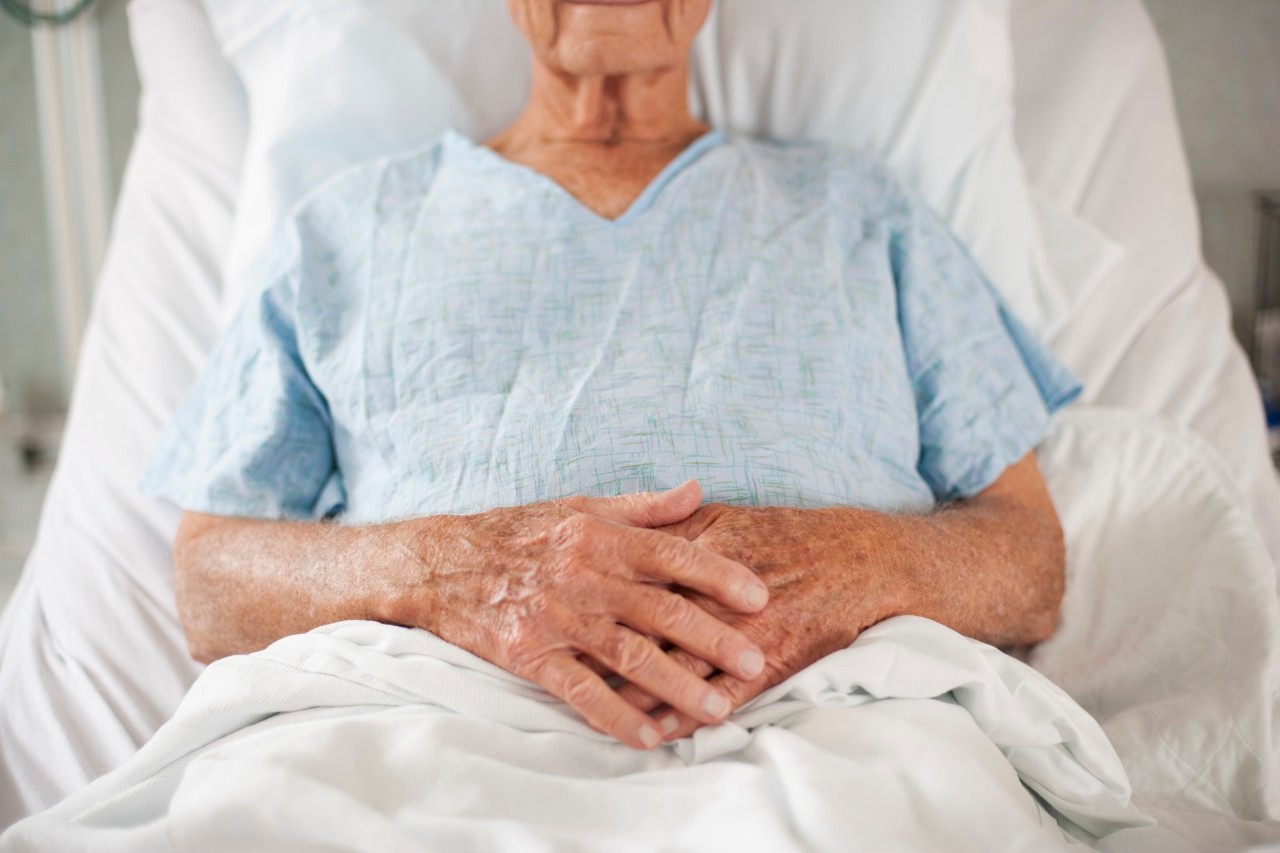 05 Oct 2010 --- Caucasian patient in hospital bed with hands clasped --- Image by © ERproductions Ltd/Blend Images/Corbis
