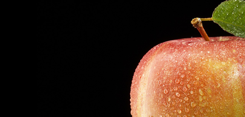 42-29228144 Close-up of apple, studio shot --- Image by © Marc Wuchner/Corbis