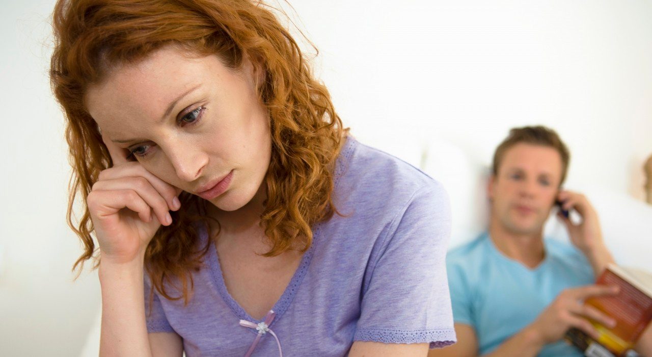 0042-11-30T00:00:00.000Z 07 Jul 2005 --- Troubled woman, husband in background --- Image by © Simon Potter/Corbis