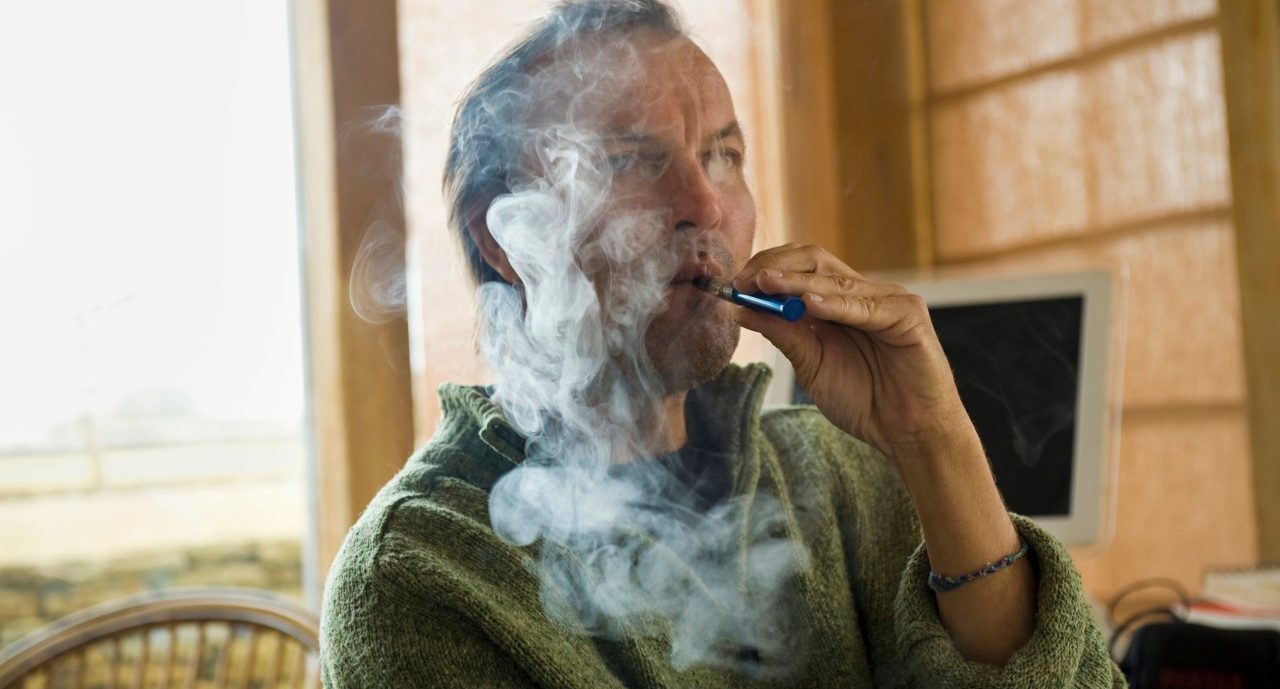 16 Nov 2014, Gloucestershire, England, UK --- A man using an electronic cigarette, vaping. --- Image by © ©Mint Images/Mint Images/Corbis