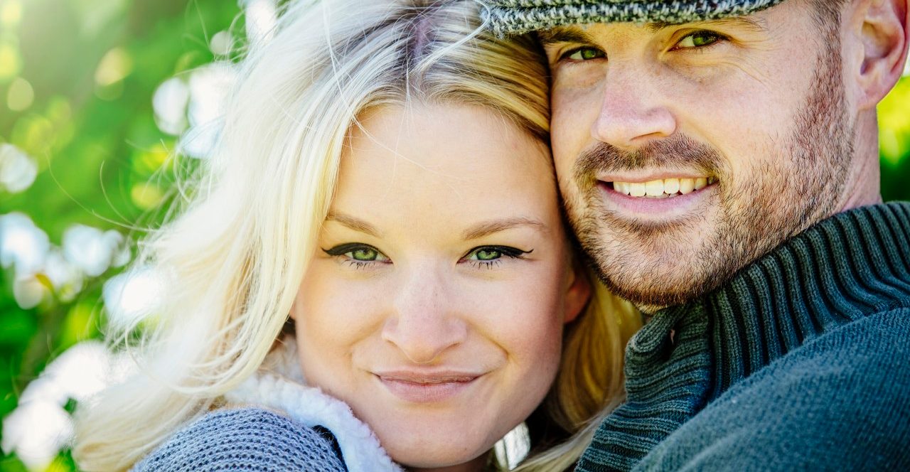 13 Sep 2014 --- Caucasian couple hugging outdoors --- Image by © Inti St Clair/Blend Images/Corbis