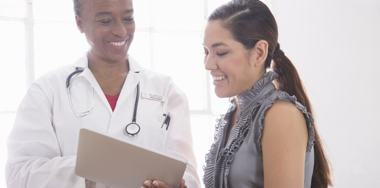 42-62976613 31 Aug 2014 --- Female doctor showing patient digital tablet --- Image by © David Jakle/Corbis