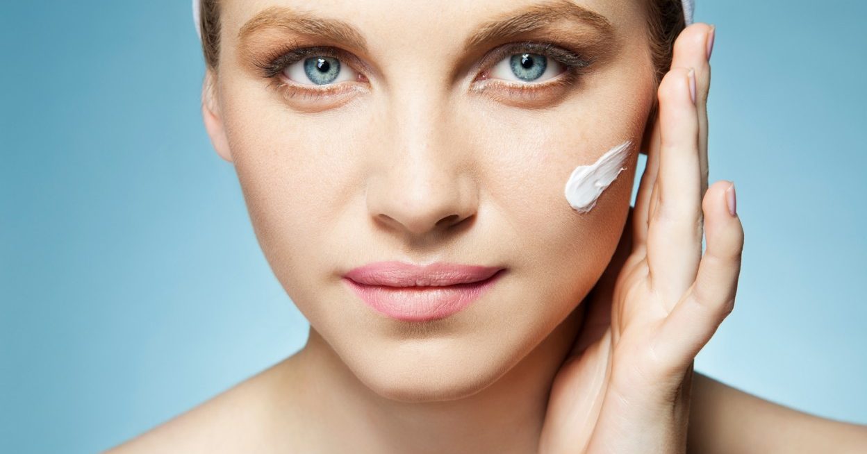 Woman applying moisturiser --- Image by © Innocenti and Lee/Image Source/Corbis