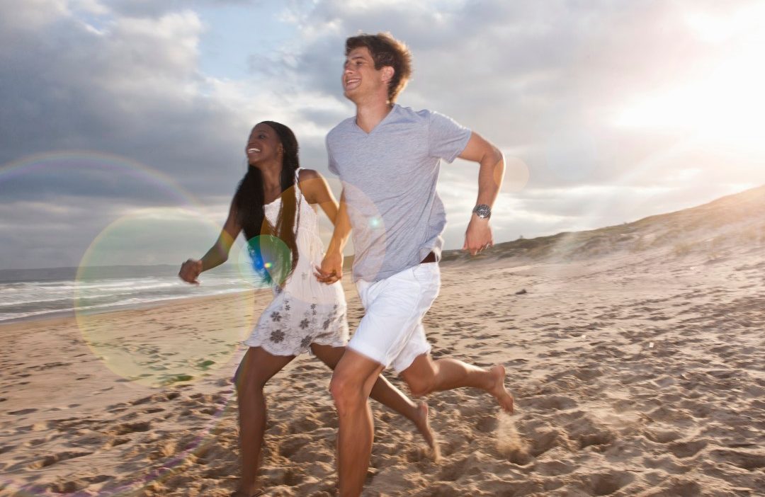 07 Feb 2014 --- Young couple running on beach --- Image by © Zero Creatives/Corbis