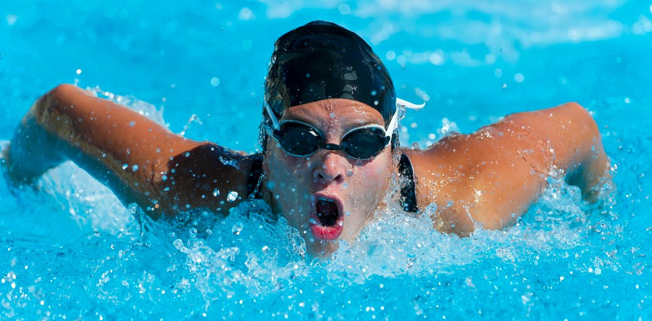 Woman taking deep breath while swimming --- Image by © David Spurdens/www.ExtremeSportsPhoto.com/Corbis