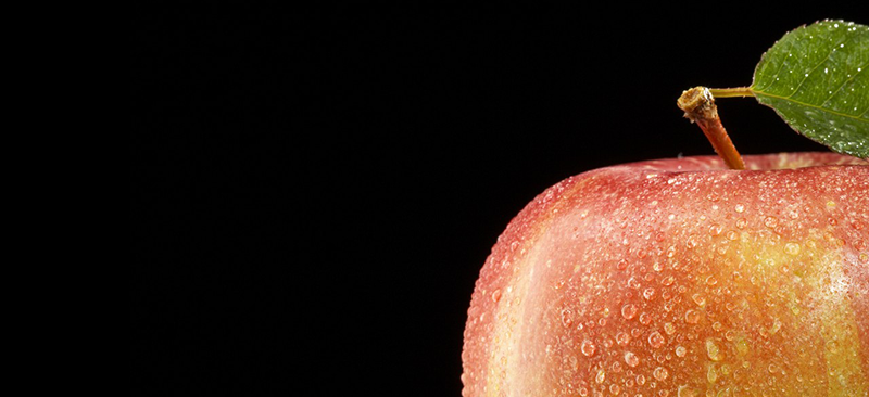 42-29228144 Close-up of apple, studio shot --- Image by © Marc Wuchner/Corbis