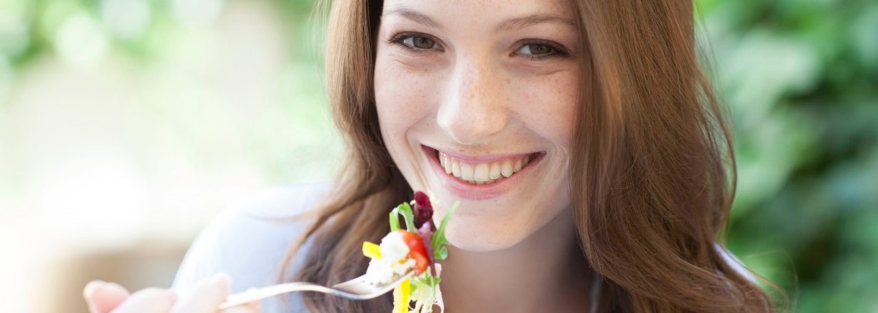 25 Oct 2013 --- Young woman eating a salad. --- Image by © IAN HOOTON/Science Photo Library/Corbis